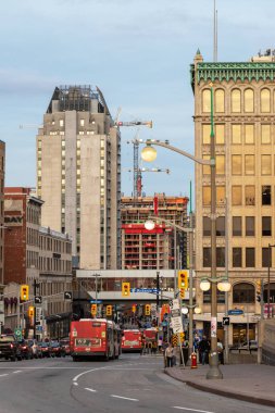 Ottawa, Kanada - 5 Kasım 2022: Şehir merkezindeki Rideau caddesinde yoğun trafik. Binaları, kavşağı, trafik ışıklarını, otobüsleri ve yürüyen insanları olan şehir manzarası.