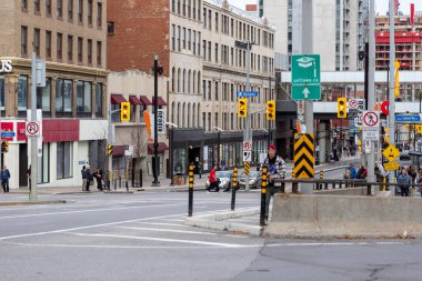 Ottawa, Kanada - 11 Kasım 2022: Şehir merkezindeki Rideau Caddesi. Kavşaklı şehir manzarası, trafik ışıkları ve yürüyen insanlar..