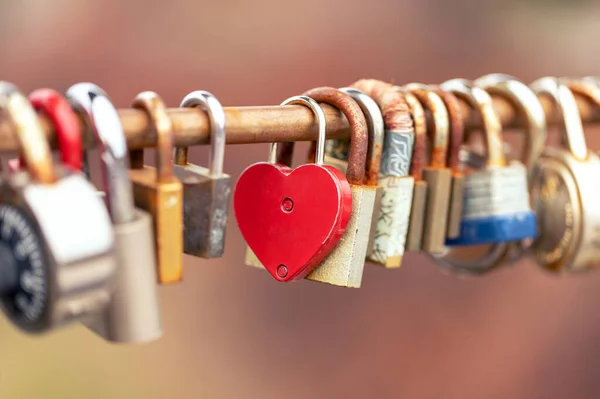 愛は橋にかかってロックします 愛情の概念として南京錠 — ストック写真