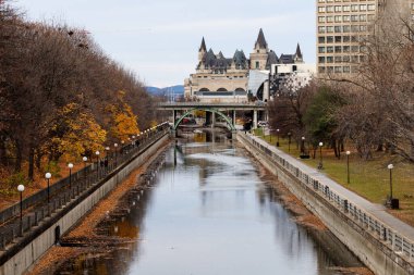 Ottawa, Kanada - 6 Kasım 2022: Sonbaharda Cityscape ve Rideau Kanalı.