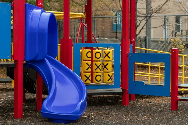 公園で子供のためのスライドとチックタックつま先のゲームで遊ぶ 子供のための屋外活動 — ストック写真
