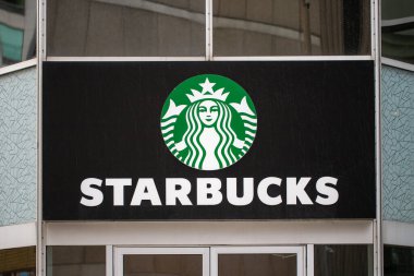 Ottawa, Kanada - 10 Kasım 2022 Starbucks Kafe 'nin imzası. Şirket tabelası Starbucks Kahve.