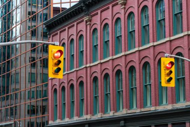 Kanada, Ottawa şehir merkezindeki binaya karşı trafik ışıkları.