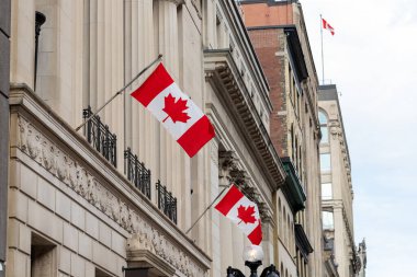 Ottawa şehir merkezindeki Sparks Caddesi 'ndeki tarihi binada Kanada bayrakları