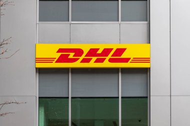 Ottawa, Kanada - 10 Kasım 2022: DHL lojistik şirketi binasının imzası.