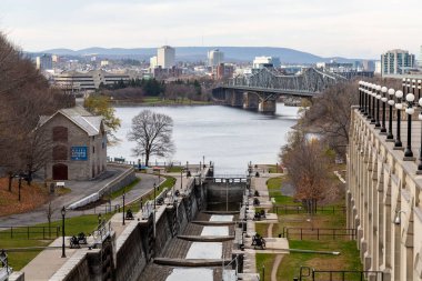 Kanada, Ottawa 'daki Rideau Kanalı. Ottawa Nehri, Alexandra Köprüsü ve Quebec Gatineau şehrinin sonbahar sezonunda manzarası.