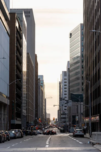 カナダ オタワ 2022年11月5日 ダウンタウンの道路交通のある都市景観 ビジネス街 — ストック写真