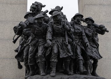 Ottawa, Kanada - 11 Kasım 2022: Ottawa şehir merkezindeki Ulusal Savaş Anıtı 'nda asker heykeli