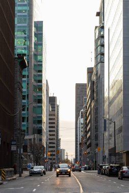 Ottawa, Kanada - 5 Kasım 2022: Şehir merkezindeki sokak trafiği. Araba yolda. İş bölgesi