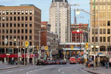 Ottawa, Kanada - 5 Kasım 2022: Şehir merkezindeki Rideau Caddesi. Kavşaklı şehir manzarası, trafik ışıkları ve yürüyen insanlar..