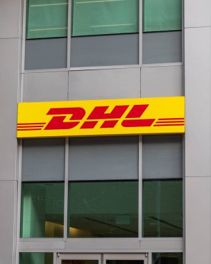 Ottawa, Kanada - 10 Kasım 2022: DHL lojistik şirketi binasının imzası.