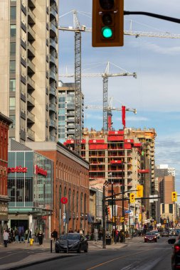 Ottawa, Kanada - 5 Kasım 2022: Rideau Caddesi, Ottawa, Kanada. İnşaat alanları, vinçleri, trafiği ve yürüyen insanları olan şehir manzarası.