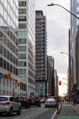 Ottawa, Kanada - 10 Kasım 2022: Şehir merkezinde trafik vardı. İş bölgesi
