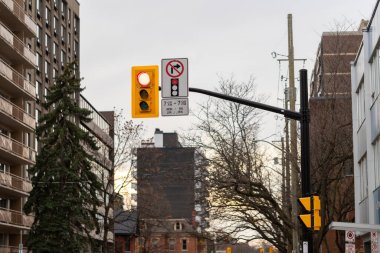 Ottawa, Kanada şehir merkezindeki binaların bulunduğu caddede trafik ışığı
