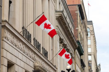 Ottawa şehir merkezindeki Sparks Caddesi 'ndeki tarihi binada Kanada bayrakları