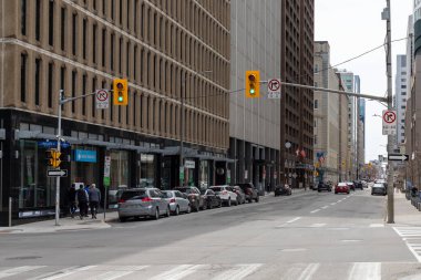 Ottawa, Kanada - 24 Nisan 2022: Şehir merkezi kavşağında trafik ışıkları olan şehir manzarası.