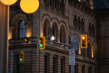 Gece Ottawa, Kanada şehir merkezindeki tarihi binaya karşı trafik ışıkları.