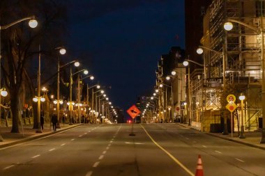 Ottawa, Kanada - 5 Kasım 2022 Wellington sokağı gece şehir merkezinde sokak lambaları yüzünden kapalı. Akşamları şehir manzarası