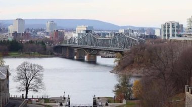 Kanada, Ottawa 'daki Rideau Kanalı. Ottawa Nehri, Alexandra Köprüsü ve Quebec Gatineau şehrinin sonbahar sezonunda manzarası.