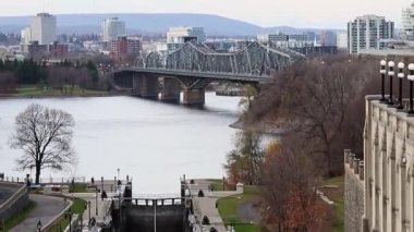 Kanada, Ottawa 'daki Rideau Kanalı. Ottawa Nehri, Alexandra Köprüsü ve Quebec Gatineau şehrinin sonbahar sezonunda manzarası.
