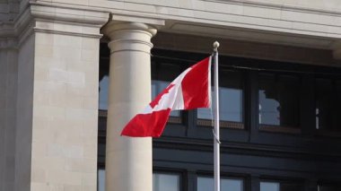 Ottawa şehir merkezindeki hükümet binasında Kanada bayrağı