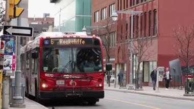 Ottawa, Kanada - 5 Kasım 2022: Şehir merkezinde halk otobüsü yolda