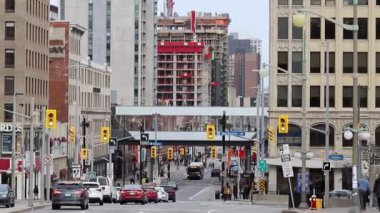 Ottawa, Kanada - 5 Kasım 2022: Şehir merkezindeki Rideau Caddesi. Kavşaklı şehir manzarası, trafik ışıkları ve yürüyen insanlar..