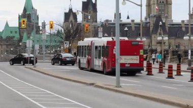 Ottawa, Kanada - 10 Kasım 2022: otobüs şehir merkezindeki Parlamento binası yakınlarındaki Wellington caddesine gidiyor. Toplu taşıma.