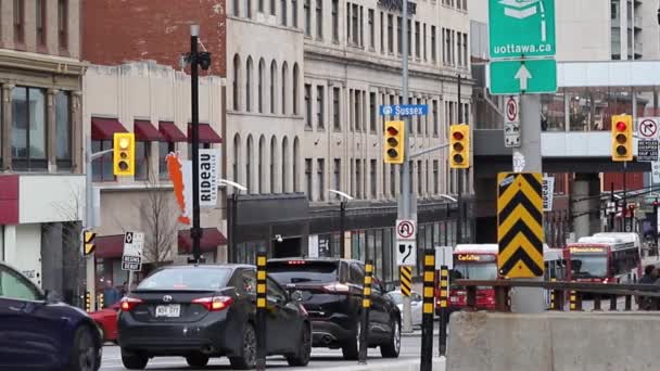 Ottawa Kanada Kasım 2022 Şehir Merkezindeki Rideau Caddesinde Yoğun Trafik — Stok video