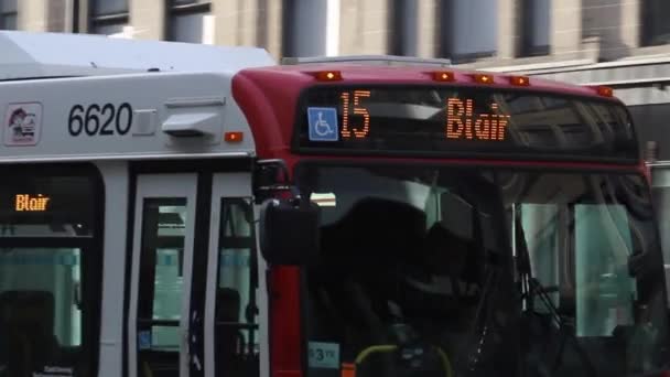 加拿大渥太华 2022年11月5日 公交车在市中心的公路上关闭 — 图库视频影像
