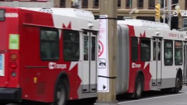 Ottawa, Kanada - 5 Kasım 2022: Şehir merkezindeki Rideau caddesinde otobüs. Şehir trafiği yoğun, insanlar yürüyor..