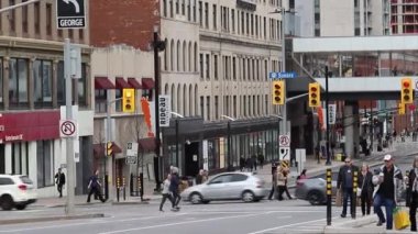 Ottawa, Kanada - 5 Kasım 2022: Şehir merkezindeki Rideau Caddesi. Kavşağı, trafiği ve yürüyen insanları olan şehir manzarası.