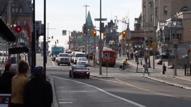 Ottawa, Kanada - 10 Kasım 2022: otobüs şehir merkezindeki Parlamento binası yakınlarındaki Rideau caddesine gidiyor. Toplu taşıma. İnsanlar otobüs durağında bekliyor..