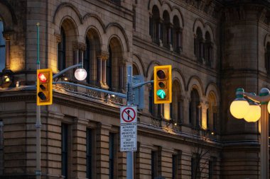 Gece Ottawa, Kanada şehir merkezindeki tarihi binaya karşı trafik ışıkları.