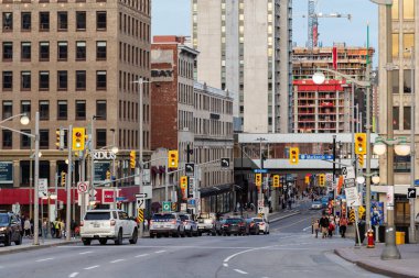 Ottawa, Kanada - 5 Kasım 2022: Şehir merkezindeki Rideau Caddesi. Kavşaklı şehir manzarası, trafik ışıkları ve yürüyen insanlar..