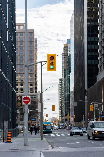 Ottawa, Kanada - 10 Kasım 2022: Şehir merkezinde gökyüzü ve ofis binalarına karşı trafik ışıkları. Şehrin iş bölgesinde gökdelenler. Gökdelenleri ve yolda arabaları olan şehir manzarası.