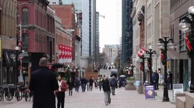 Ottawa, Kanada - 5 Kasım 2022 Sparks Caddesi. Şehrin şehir merkezinde, Kanada bayraklı ve yürüyen insanların olduğu şehir manzarası.