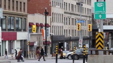 Ottawa, Kanada - 5 Kasım 2022: Şehir merkezindeki Rideau Caddesi. Kavşağı olan şehir manzarası ve yolda yürüyen insanlar..