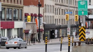 Ottawa, Kanada - 5 Kasım 2022: Şehir merkezindeki Rideau Caddesi. Kavşağı, trafiği ve yürüyen insanları olan şehir manzarası.