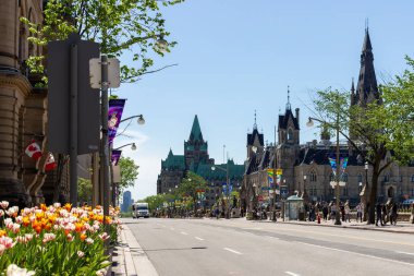 Ottawa, Kanada - 18 Mayıs 2022: Wellington caddesi şehir merkezinde, Parliament Hill binalarının yanında..