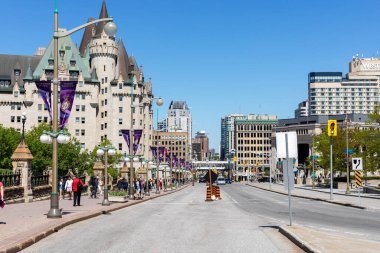Ottawa, Kanada - 18 Mayıs 2022: Yürüyen insanlar, trafik, binalar ve otellerle Rideau caddesinde şehir manzarası. Şehir merkezinde şehir manzarası.