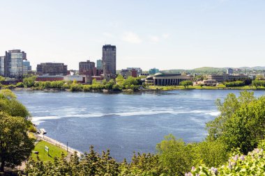 Ottawa, Kanada - 18 Mayıs 2022: Ottawa Nehri ile Gatineau Cityscape, Quebec ilkbaharda. Kanada Tarih Müzesi