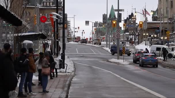 Ottawa Kanada Januari 2023 Busshållplats Rideau Street Centrum Folk Väntar — Stockvideo