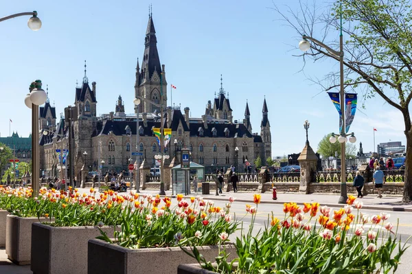 Ottawa, Kanada - 18 Mayıs 2022: Wellington caddesi şehir merkezinde, Parliament Hill binalarının yanında..