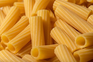 Rigatoni makarnasının en üst görüntüsü. Pişmemiş kuru erişte. Gıda arkaplanı