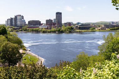 Ottawa, Kanada - 18 Mayıs 2022: Ottawa Nehri ile Gatineau Cityscape, Quebec ilkbaharda. Kanada Tarih Müzesi