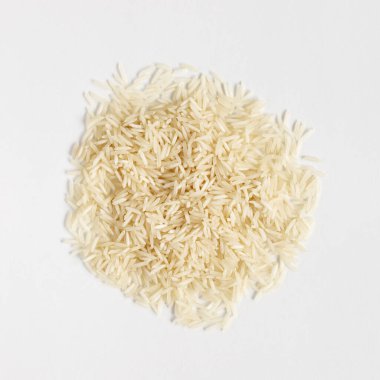 Beyaz zemin üzerinde Basmati uzun pirinç, üst iew