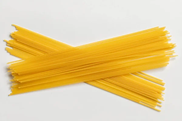 Spaghetti Yang Belum Dimasak Diisolasi Dengan Latar Belakang Putih Tumpukan — Stok Foto
