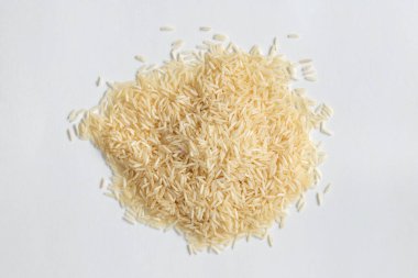 Beyaz arkaplanda Basmati uzun pirinç, yüksek açı görünümü
