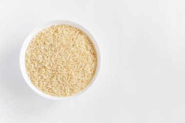 Beyaz zemin üzerinde Basmati uzun pirinç metin için kopyalama alanı ile